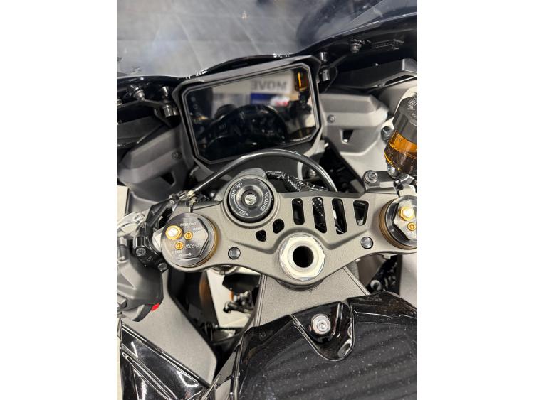 YAMAHA R9
