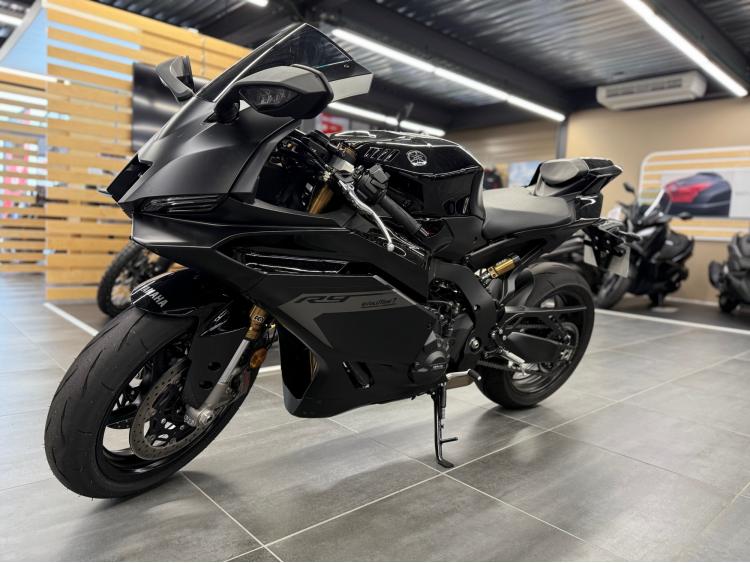 YAMAHA R9