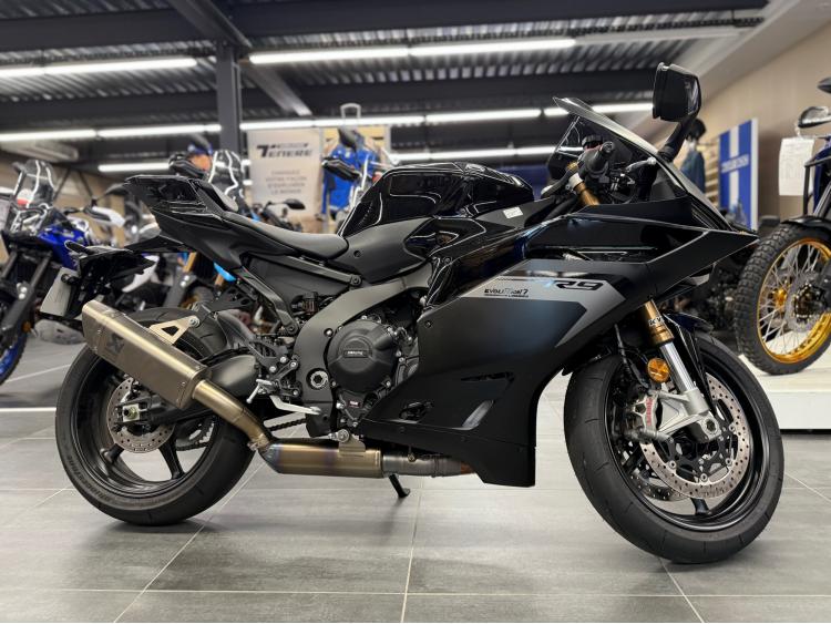 YAMAHA R9