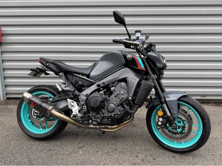 YAMAHA MT-09 AKRAPOVIC 