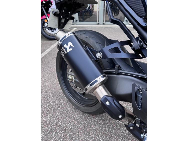 YAMAHA XSR 900 AKRAPOVIC 