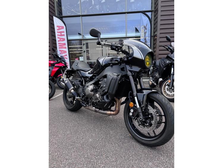 YAMAHA XSR 900 AKRAPOVIC 