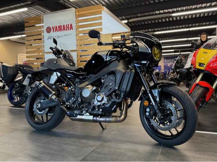 YAMAHA XSR 900 AKRAPOVIC 