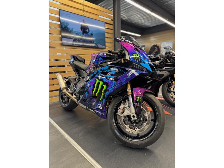 YAMAHA R9