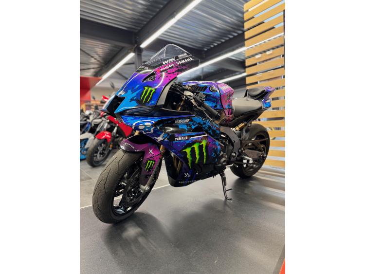 YAMAHA R9